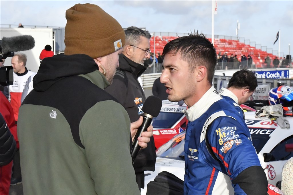 Mikkel Mac er en succesfuld herre. Her interviewes han efter at have vundet Super GT-mesterskabet i 2022.
(Foto: Kimers Foto)